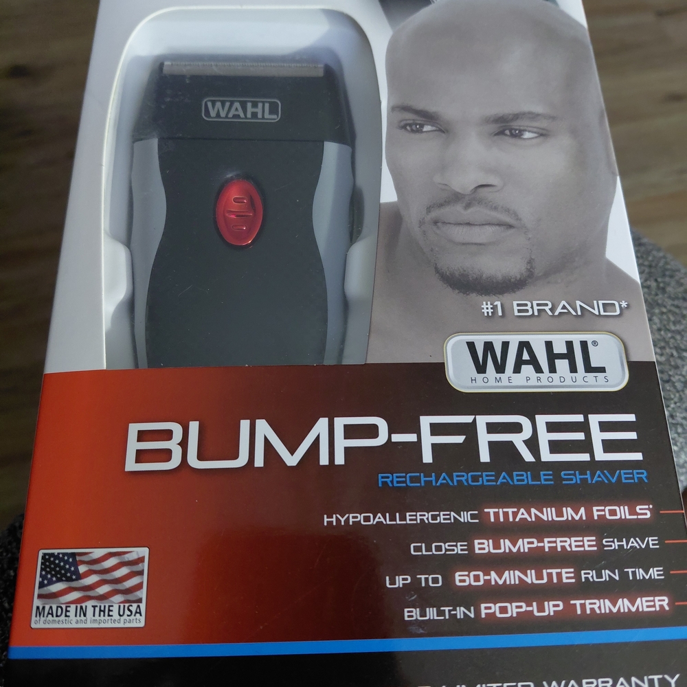 Wahl Rechargeable Shaver - Black and Red